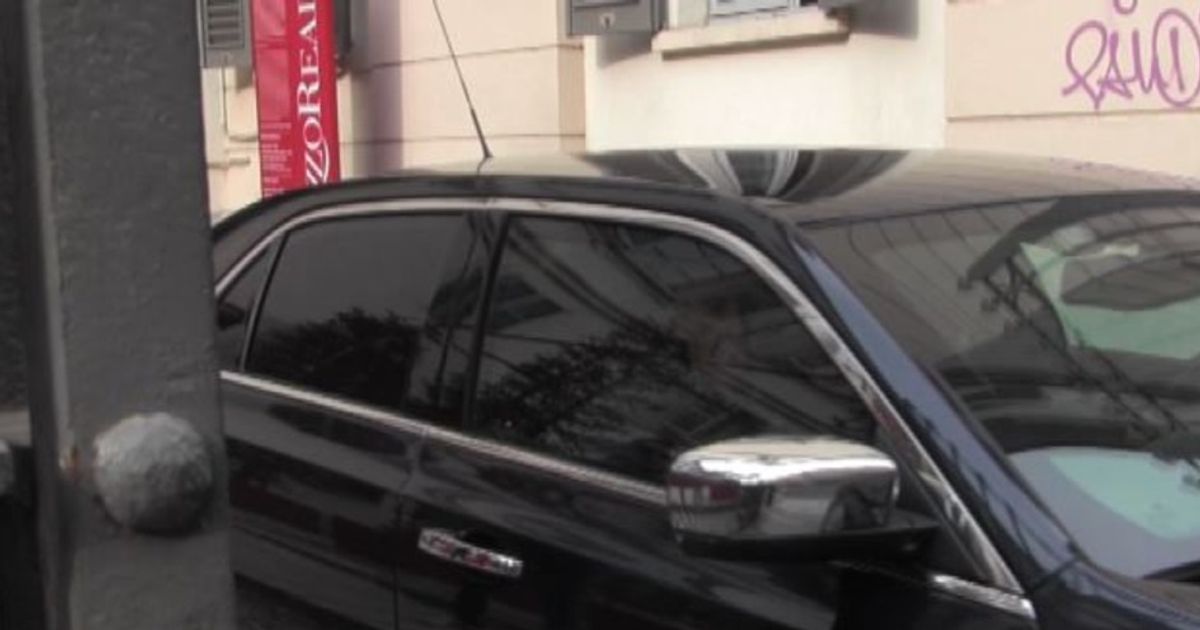 Imprevisto per Renzi a Milano: auto si blocca ai cancelli