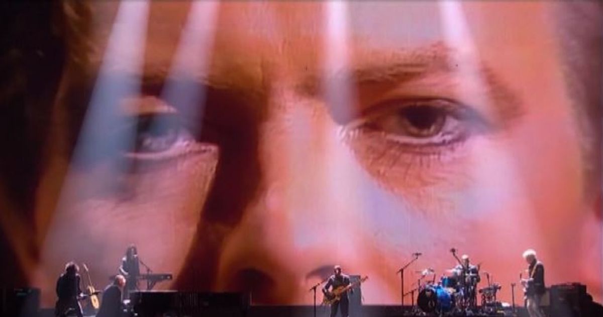 Brit Awards nel nome di Bowie, l’omaggio all’artista scomparso
