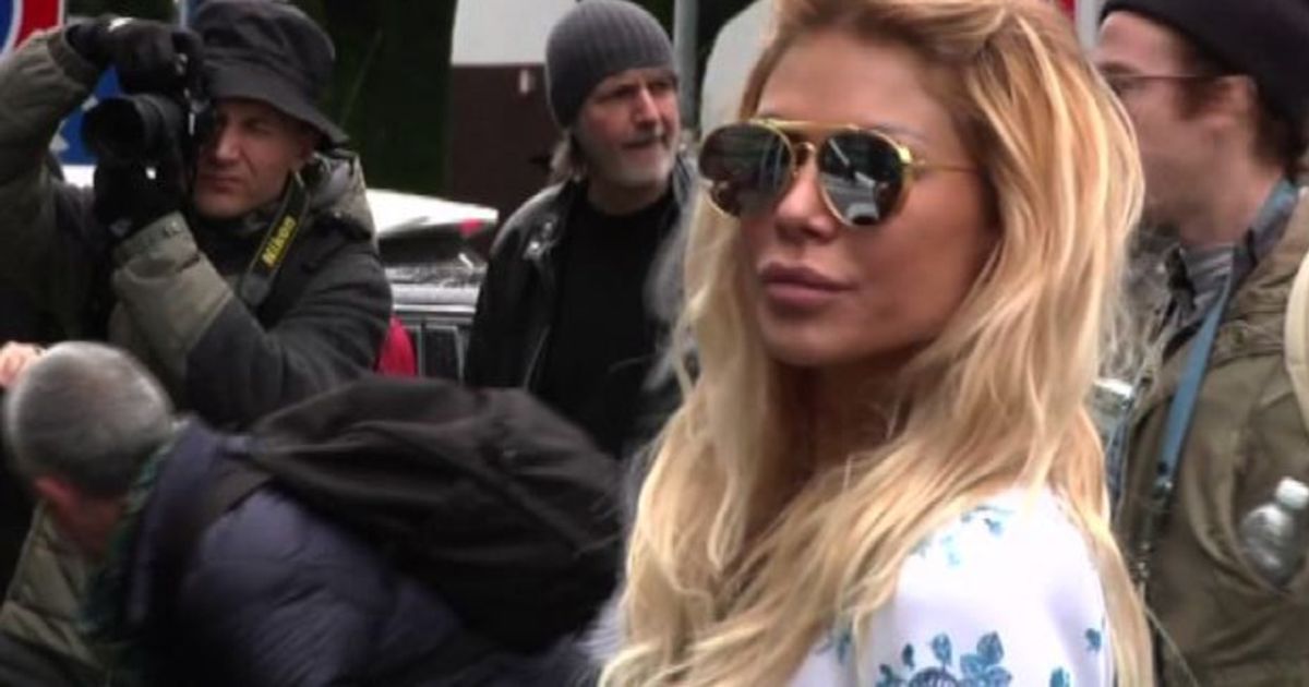 Milano moda donna 2016, strade invase da blogger sotto la pioggia