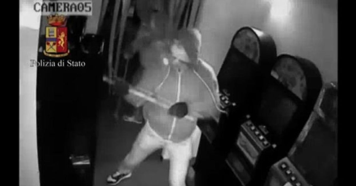 Tabaccheria assaltata con Suv e mazze, presa banda dell’estintore