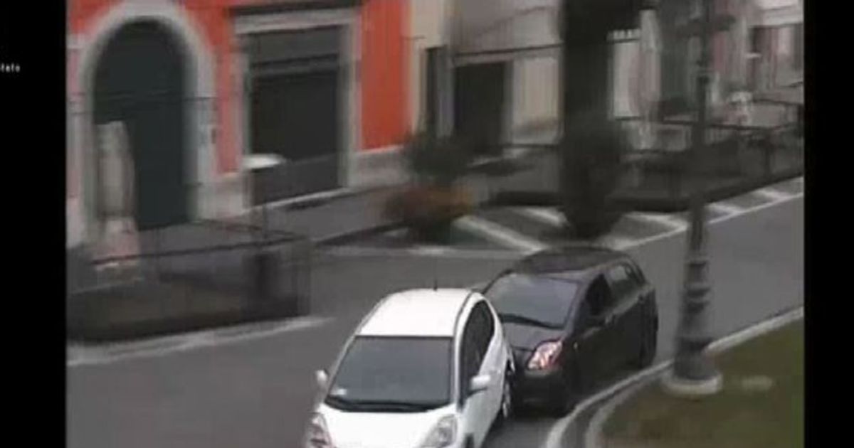 Insegue e tampona un’auto con due bambini in centro a Brescia