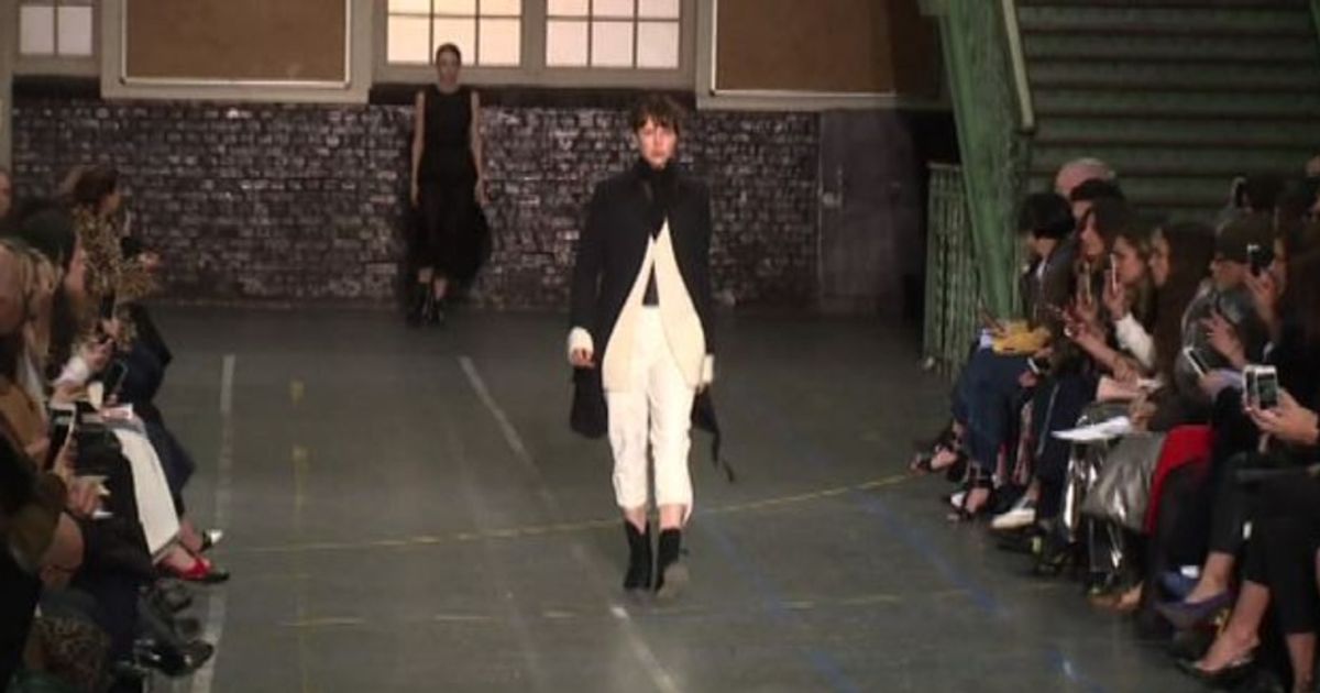 Moda Parigi, John Galliano unisce femminile e maschile