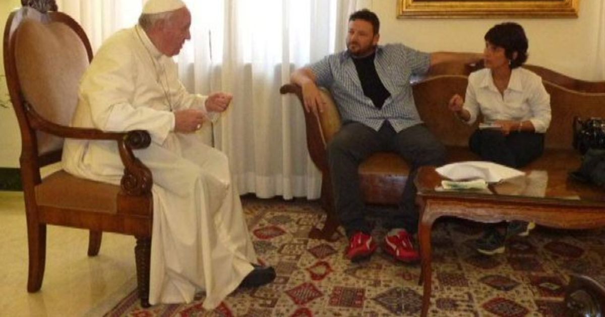 Scrive un libro col Papa e svela: “Quel giorno gli ho dato buca”