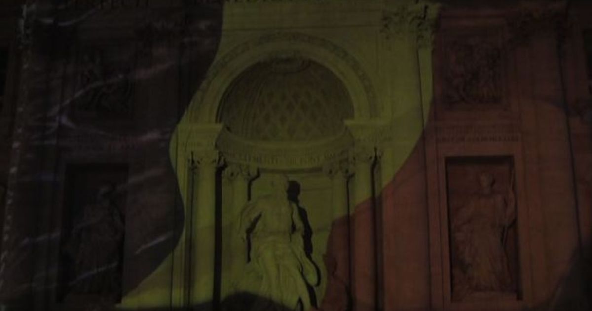 La Fontana di Trevi illuminata con i colori della bandiera belga