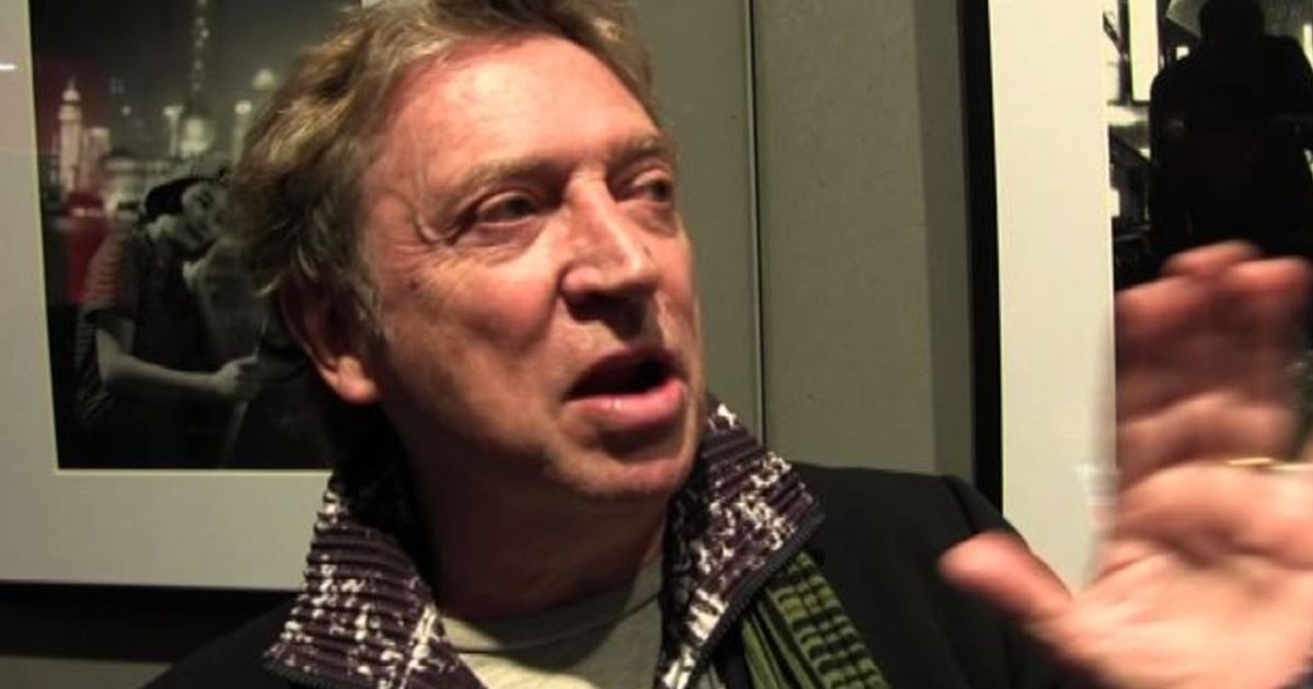 La solitudine in mezzo alla folla nelle immagini di Andy Summers