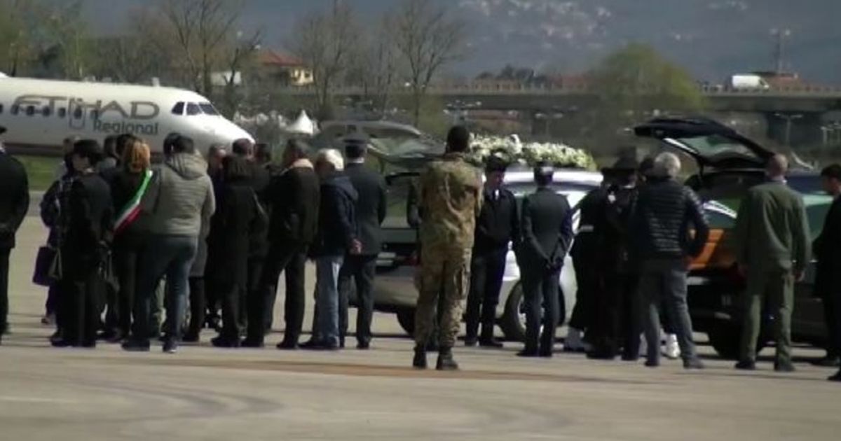 A Pisa l’aereo con le salme di 4 studentesse morte in Spagna