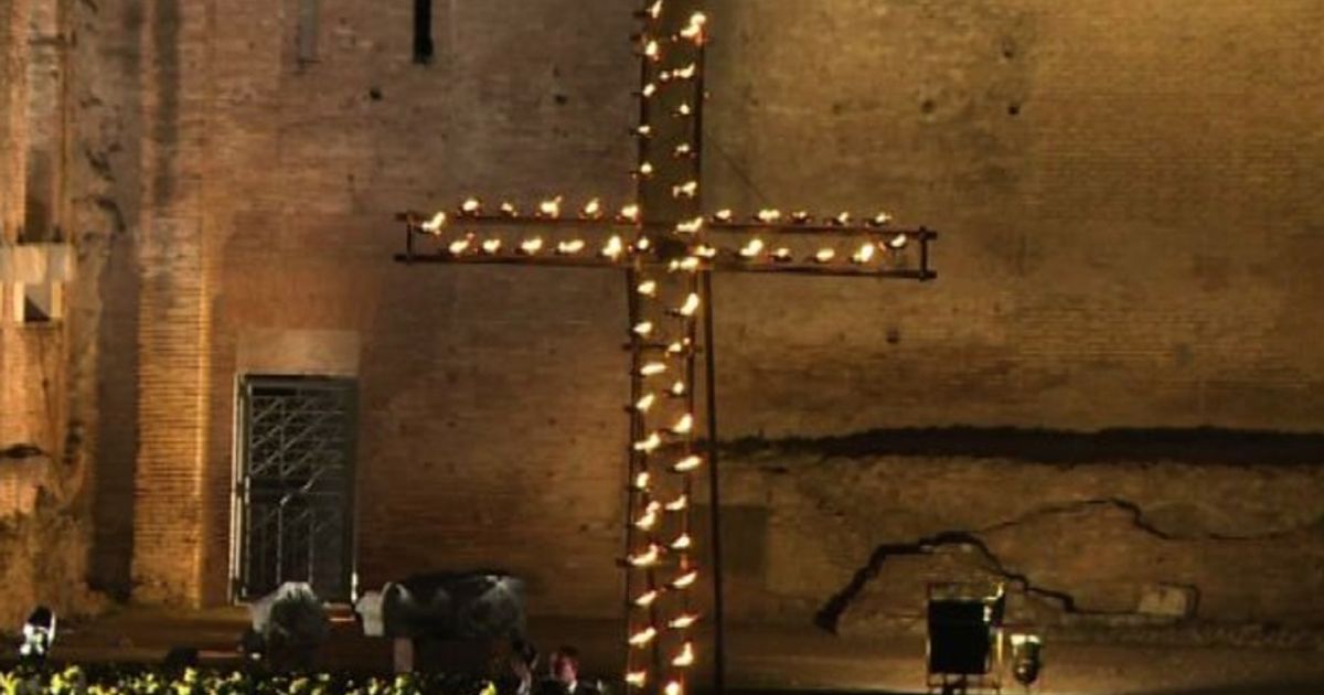 Papa a Via crucis prega per profughi e vittime di terrorismo