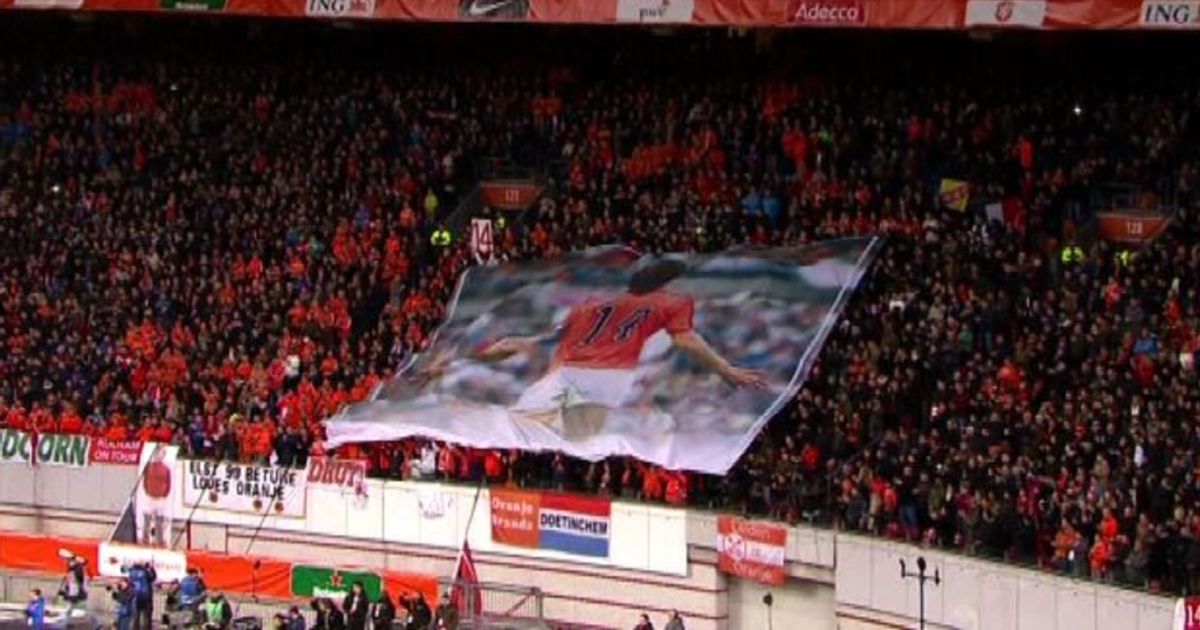 L’Amsterdam Arena omaggia Cruijff al 14′ di Olanda-Francia