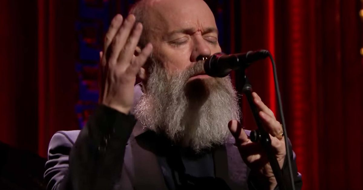 Un Michael Stipe da brividi, canta David Bowie