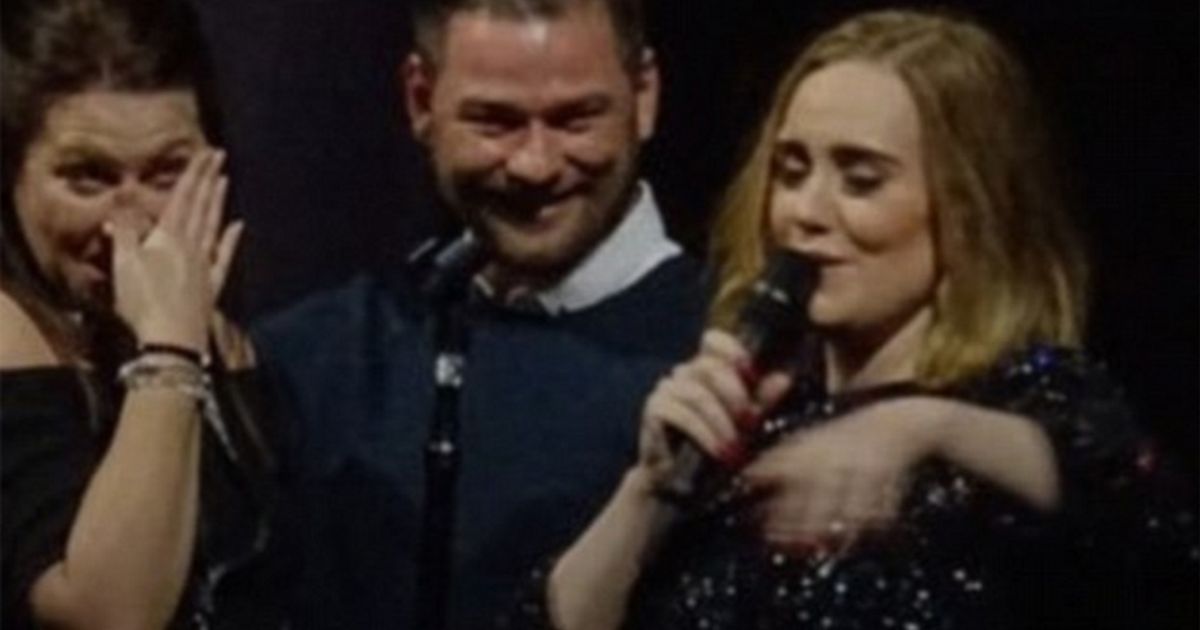 Lui le chiede la mano E Adele li fa salire sul palco