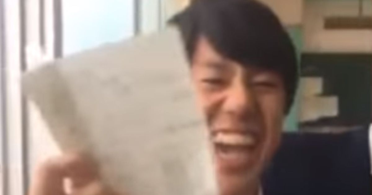 Aeroplano torna indietro come un boomerang…