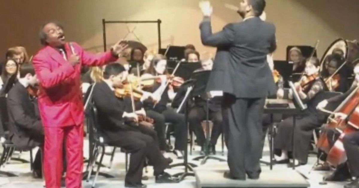 L’inaspettato show del bidello al concerto scolastico