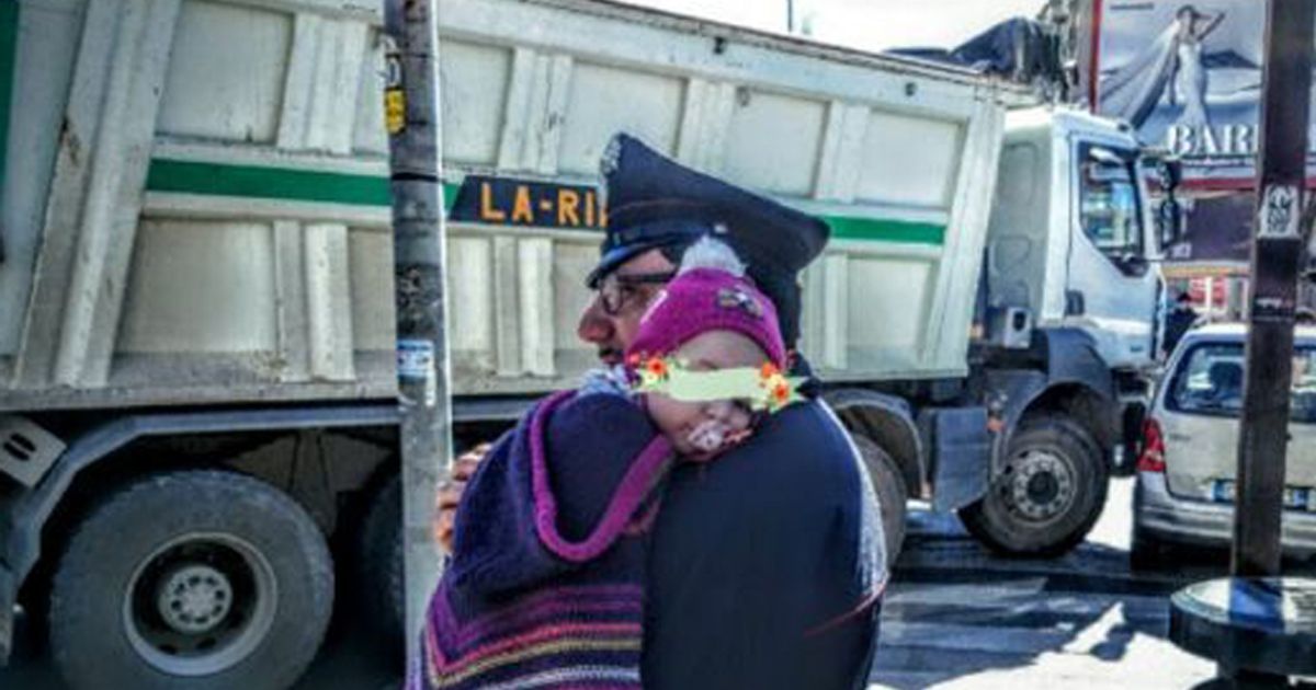 Carabiniere coccola la bambina dopo l’incidente della sua mamma: la foto diventa virale