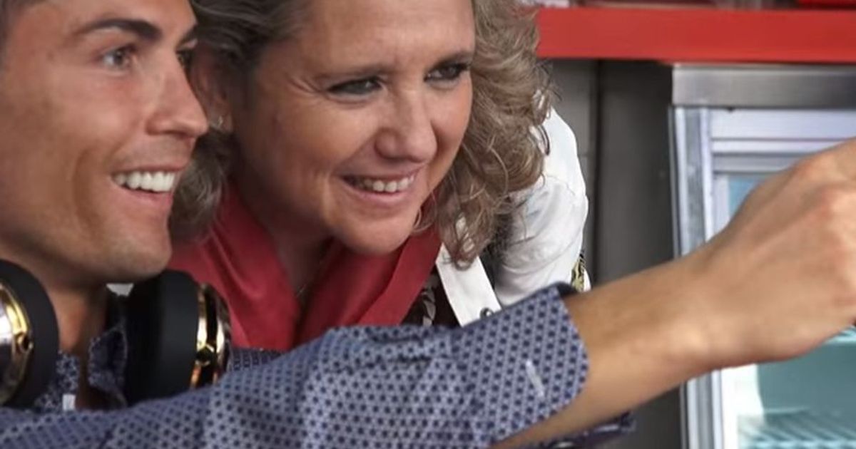 La divertente clip di Cristiano Ronaldo tra foto e tè