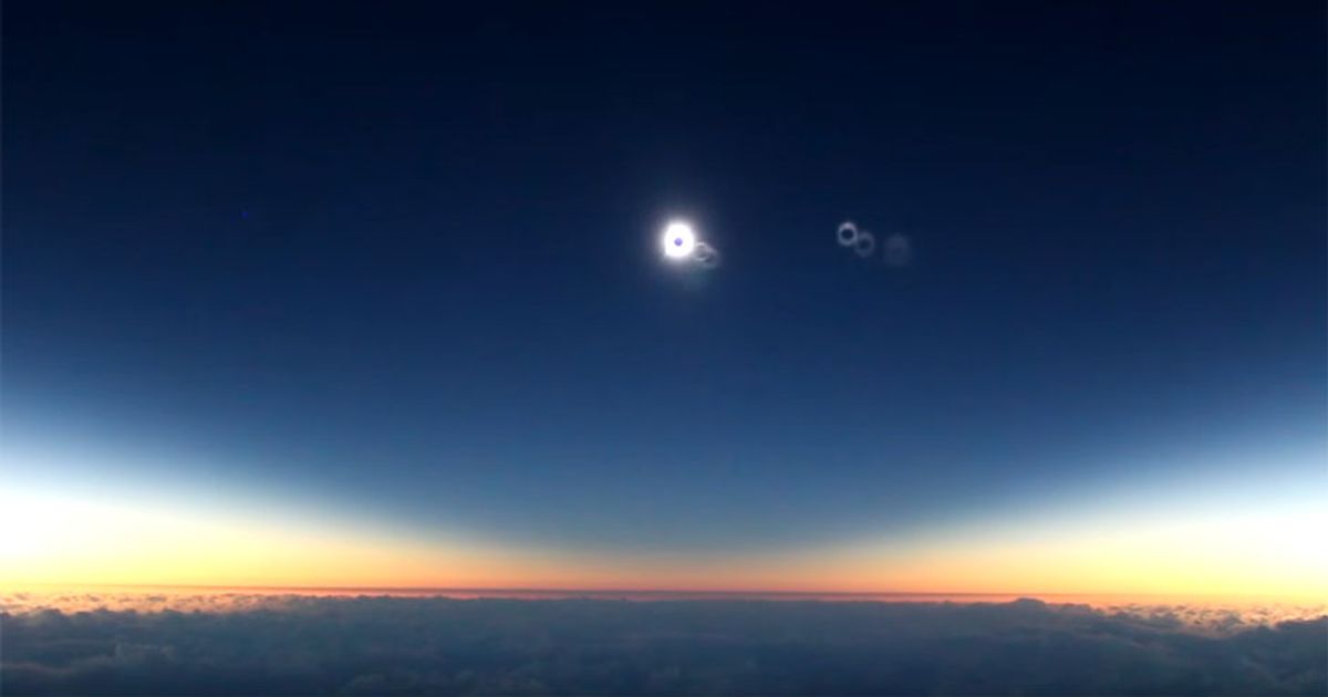 Eclissi di sole in volo, lo spettacolo è mozzafiato