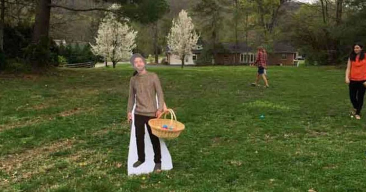 Invia una sua gigantografia alla famiglia, la reazione è inaspettata