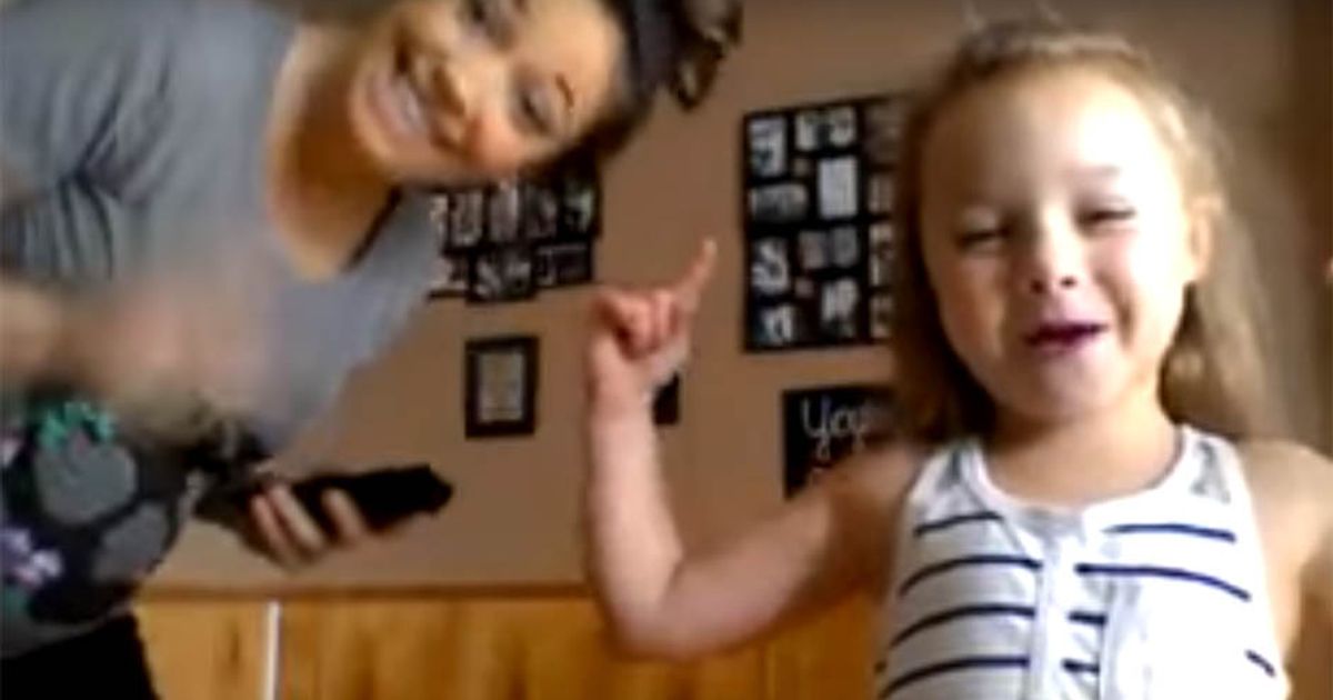 Mamma e figlia ballano insieme!