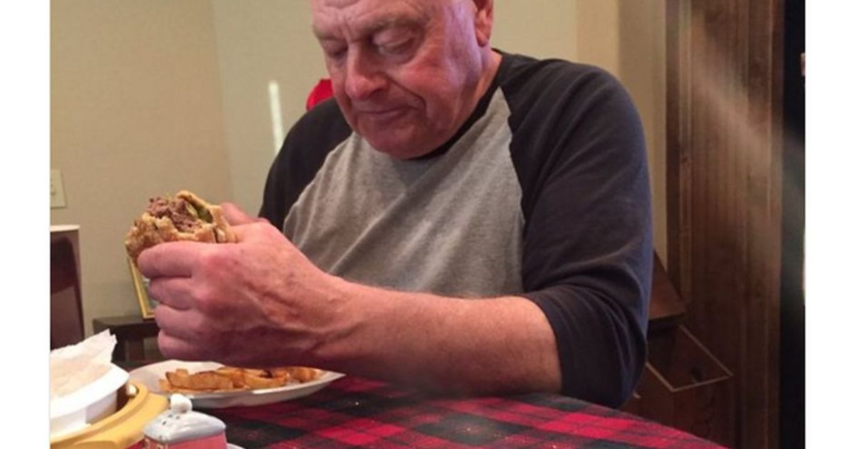 Il nonno invita i nipoti per cena ma resta solo o quasi