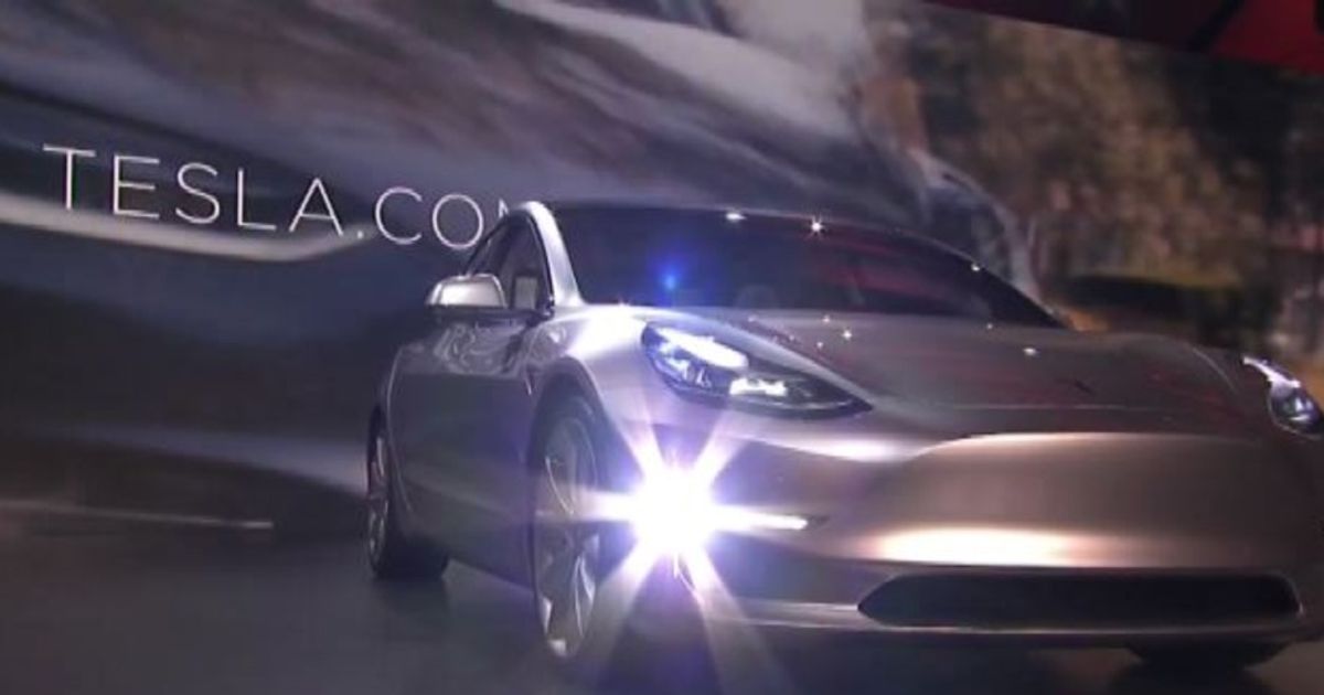 Motori, Tesla presenta la Model 3: l’auto elettrica “del popolo”
