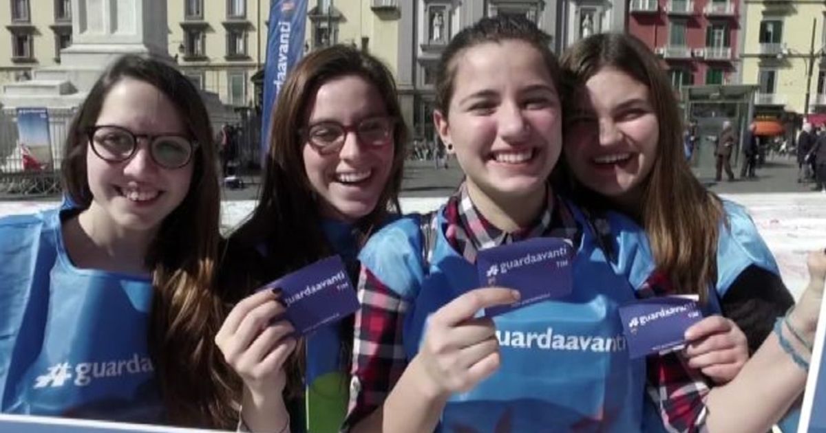 No al cellulare mentre si guida: in auto o in moto #guardaavanti