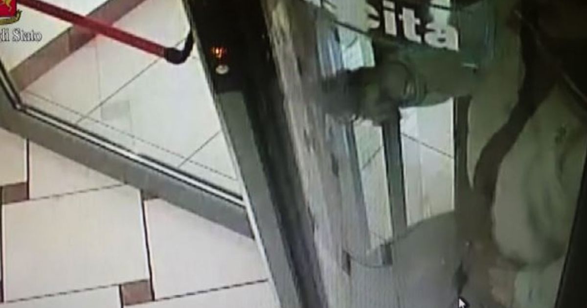 Polizia cattura 3 rapinatori subito dopo colpo in banca a Milano