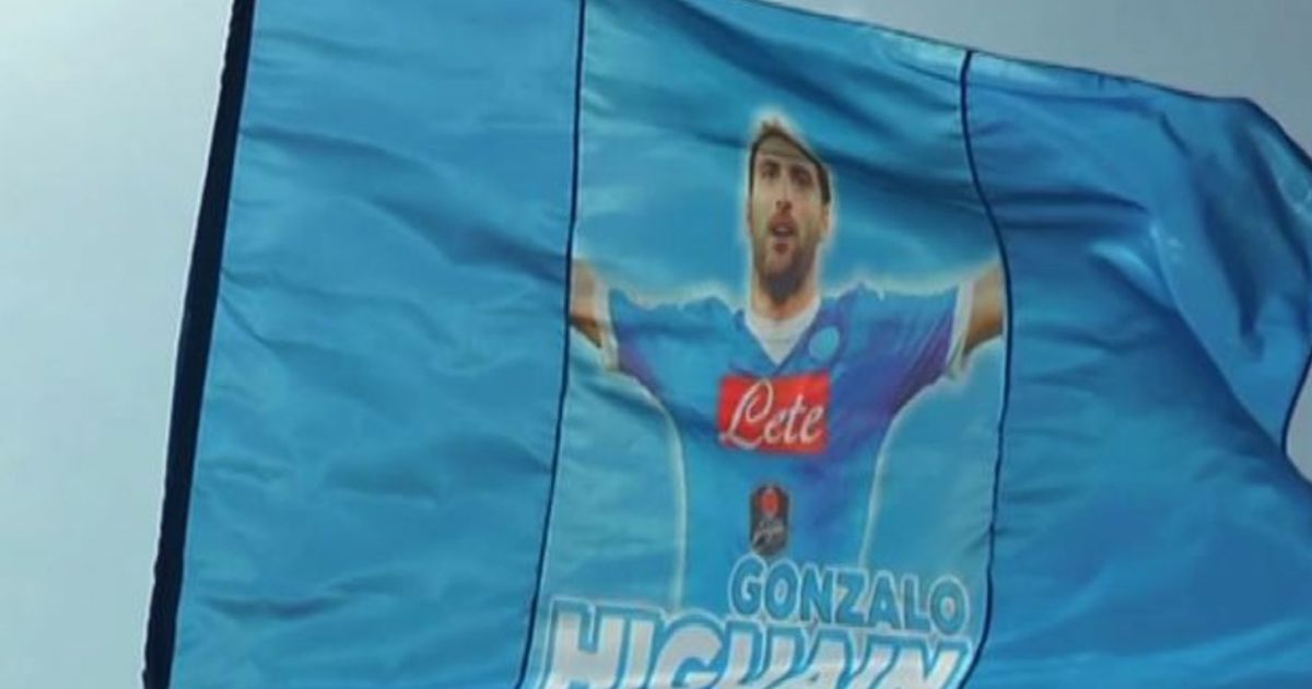 Flash mob dei tifosi del Napoli a difesa di Higuain: una vergogna