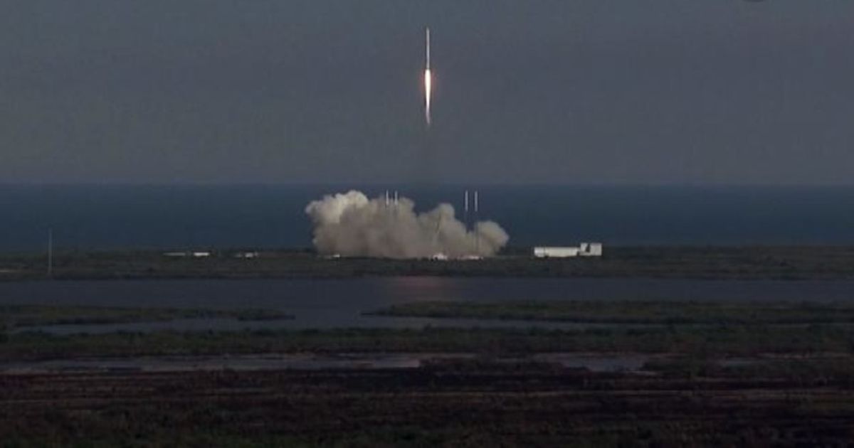 Successo Space X: il razzo riatterra integro su chiatta in mare