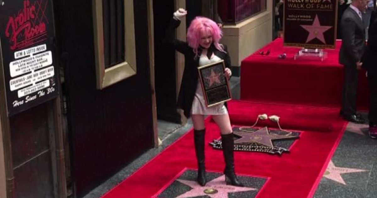 Cyndi Lauper conquista la stella sulla Walk of Fame di Hollywood