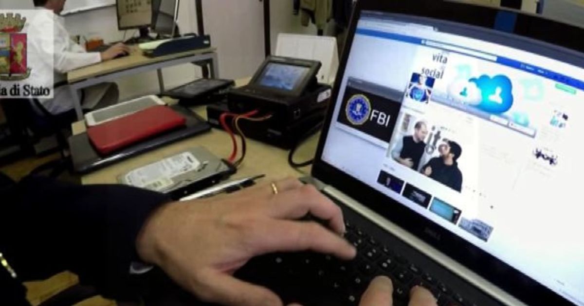 Polizia postale denuncia 12 italiani per pedopornografia online