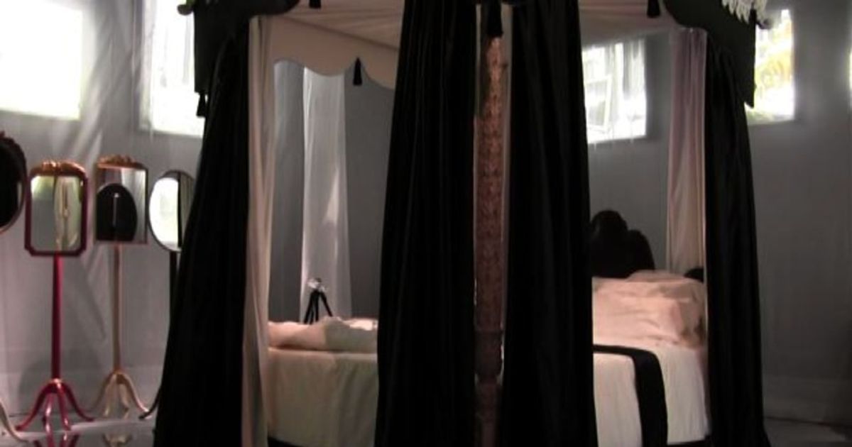 Salone del mobile, mostra su stile classico con corto di Garrone