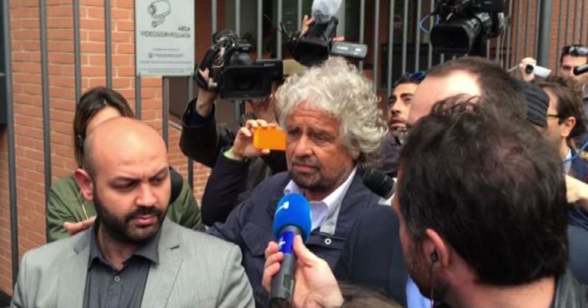Grillo e direttorio M5S visitano camera ardente Casaleggio