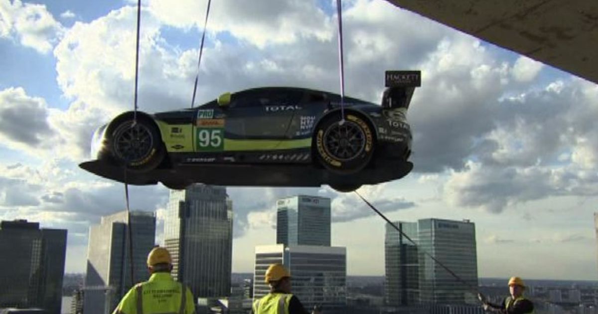 Il video dell8217Aston Martin che 8216vola8217 nei cieli di Londra