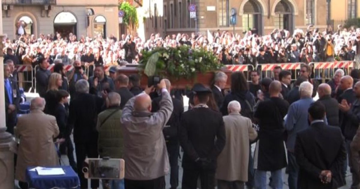 A Milano i funerali di Casaleggio, la folla grida “onestà”