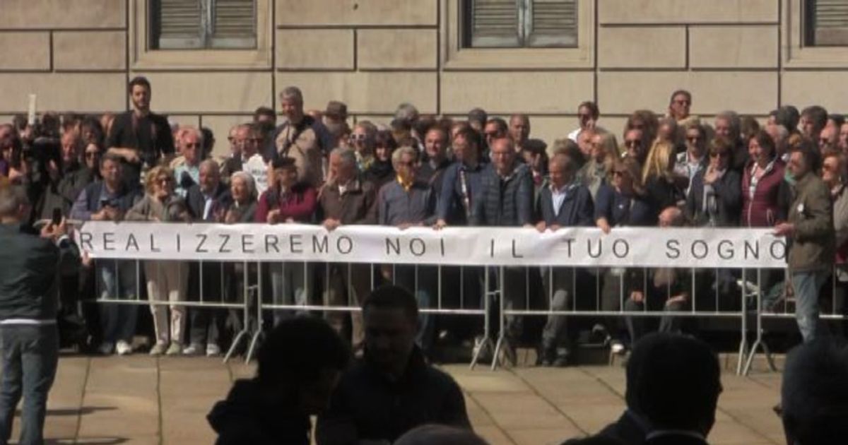 Tanti attivisti ai funerali di Casaleggio: il movimento va avanti