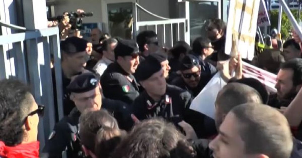 Ministro Boschi contestata a Napoli, tensione con la polizia