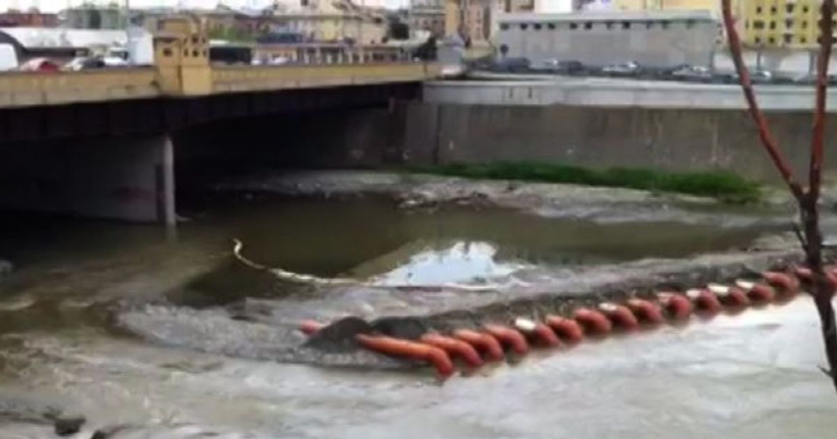 Genova, cede la diga anti-greggio del Polcevera