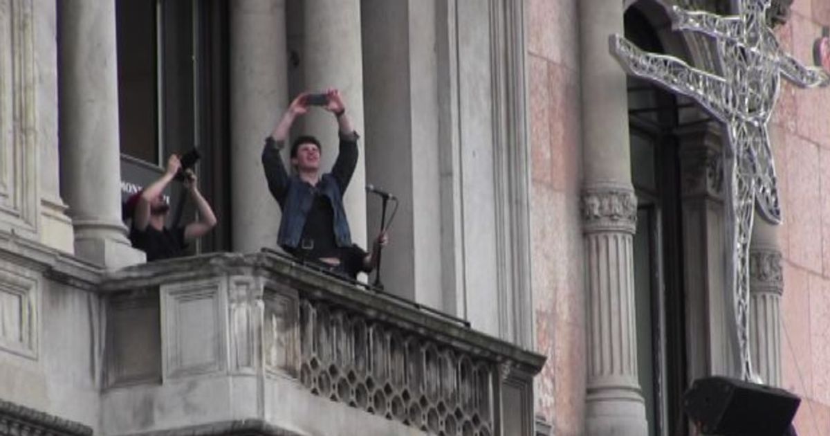 Milano, centinaia di ragazzine in delirio per Shawn Mendes