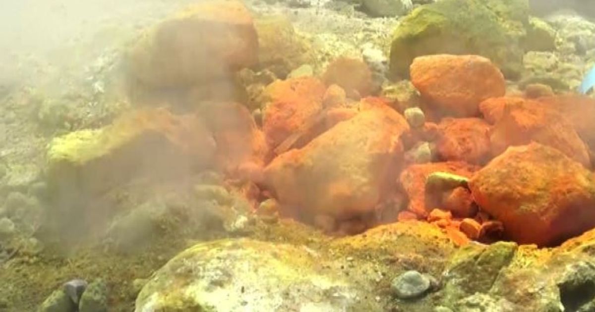 A spasso ai Campi Flegrei, il vulcano più misterioso del mondo