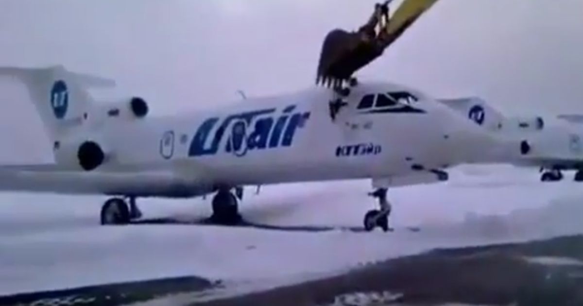 Licenziato, sale su una ruspa e demolisce un aereo. O anzi no.