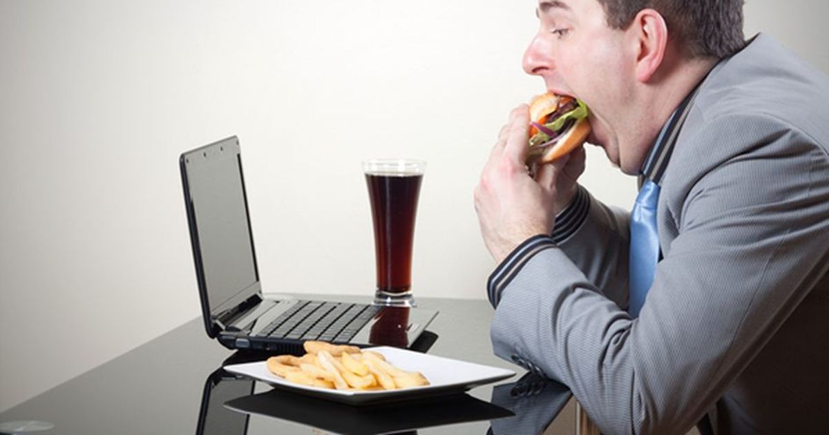 Lavoro 5 motivi per cui  sbagliato pranzare alla scrivania