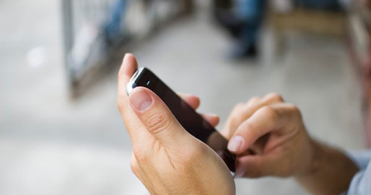 Smartphone: lo guardiamo 110 volte al giorno. E non solo…