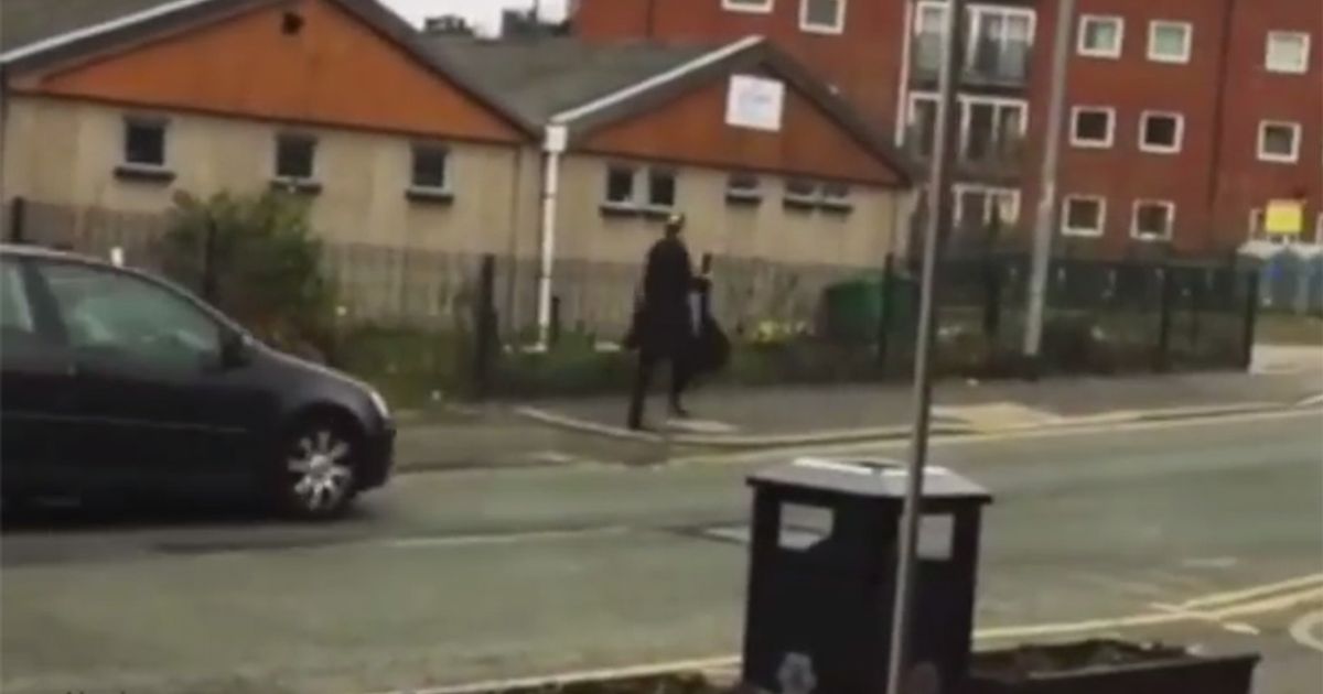 Ogni mattina perde il tram e si dispera. Intrappolato in un incubo