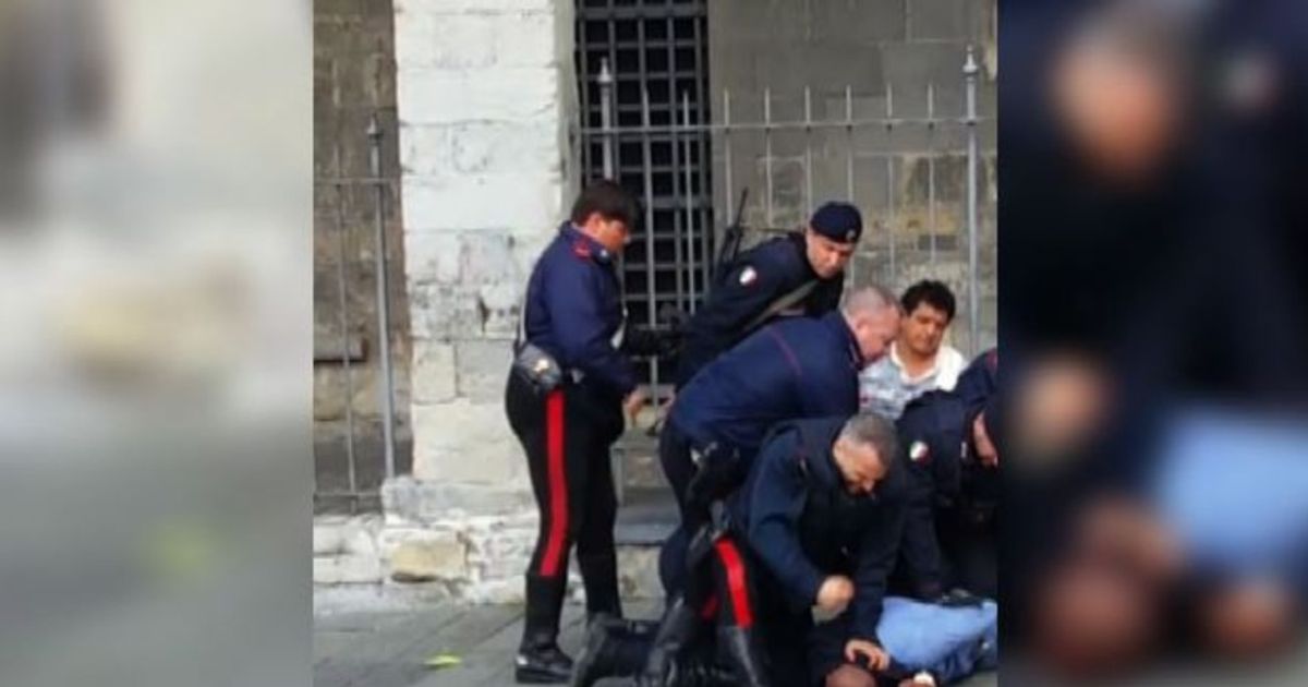 Genova: morde carabiniere durante un fermo, il militare reagisce