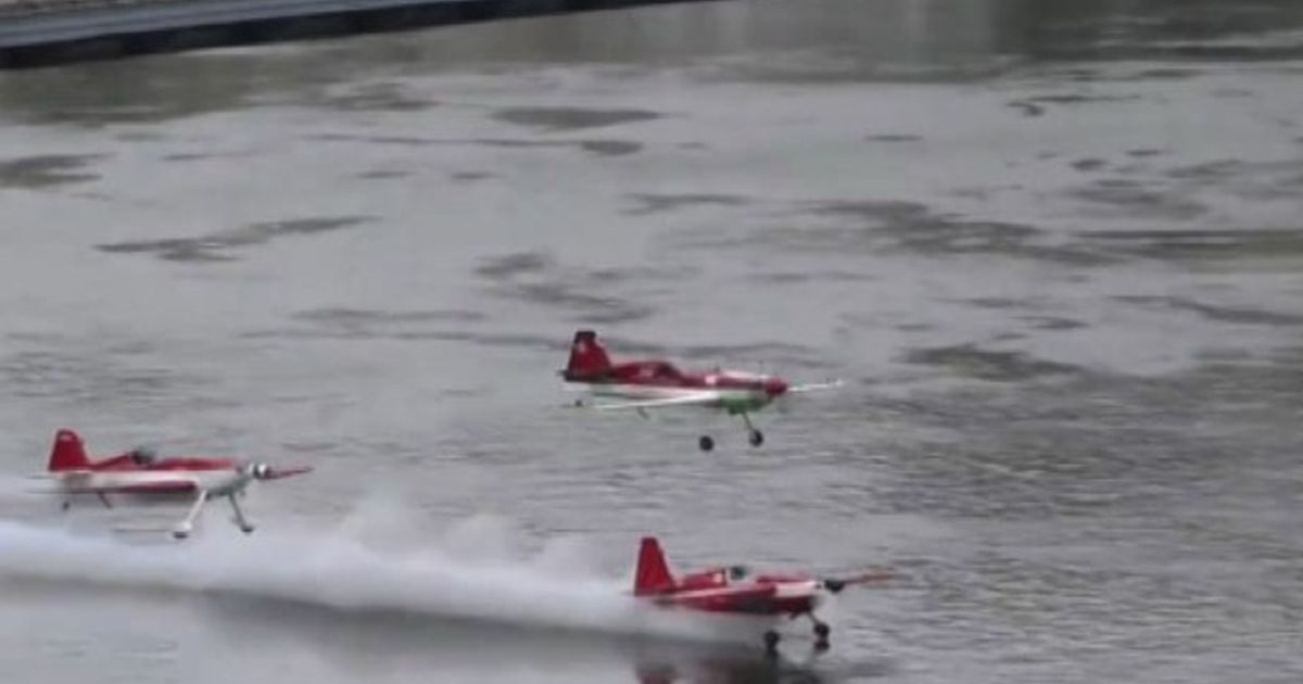 Aereo tocca l’acqua, incidente sfiorato all’air show di Budapest