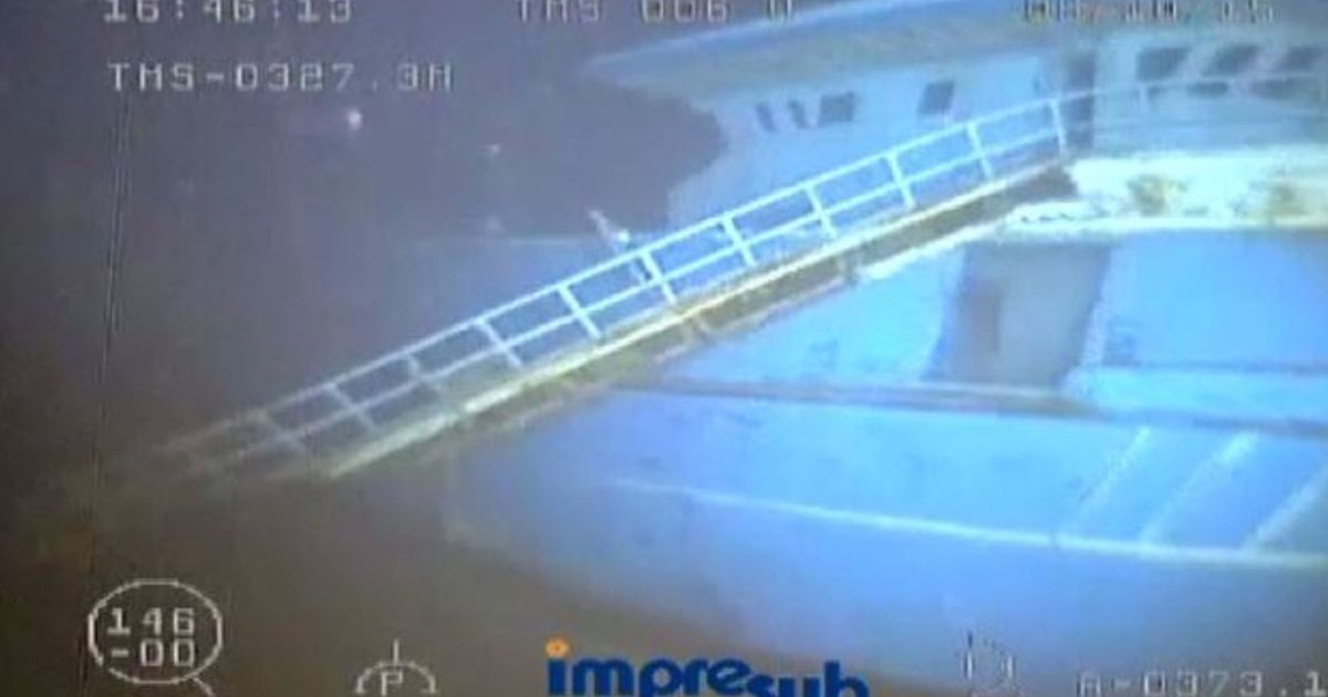 Migranti, le immagini del recupero di un peschereccio inabissato