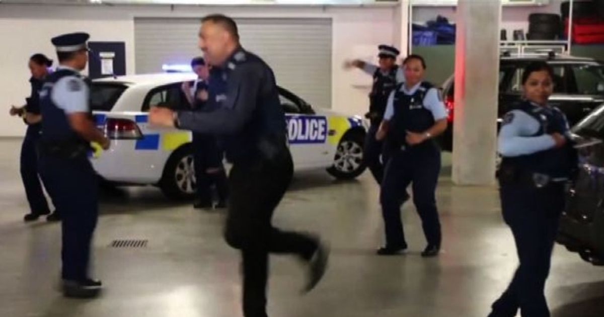 Nuova Zelanda, poliziotti ballerini conquistano il web