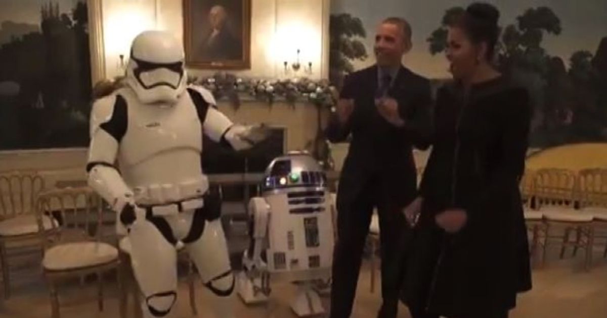 Usa Obama celebra lo Star Wars day ballando con Michelle e R2D2