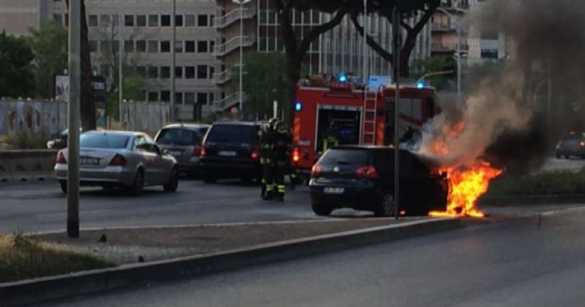 Roma il video dell8217auto in fiamme su via Cristoforo Colombo