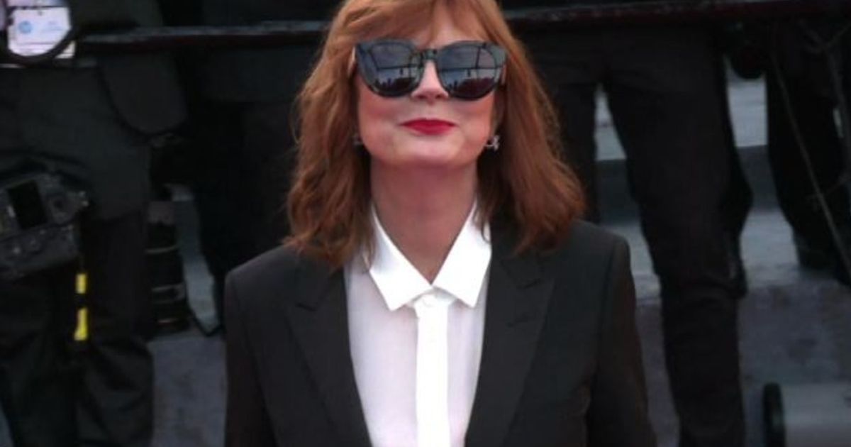 Susan Sarandon super chic con pantaloni sul red carpet di Cannes