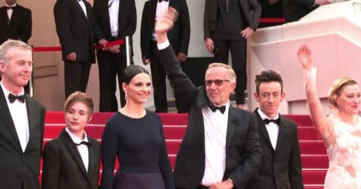 A Cannes il red carpet di Juliette Binoche con lo strascico
